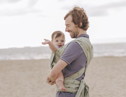 papa porteando a un ni&ntilde;o en un mei tai portabebes evolutivo de tejido de Fular de Fidella